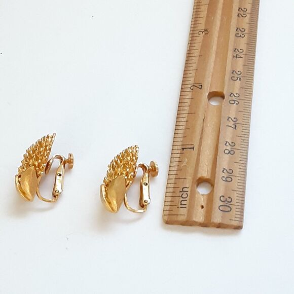 Vintage Signed Coro Textured Gold Tone Clip On Earrings Retro Lovely - Picture 3 of 6